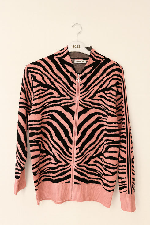 🐅 Zebra Knit – Strickjacke 
Made in Italy
 🇮🇹
Made in Italy
 🇮🇹